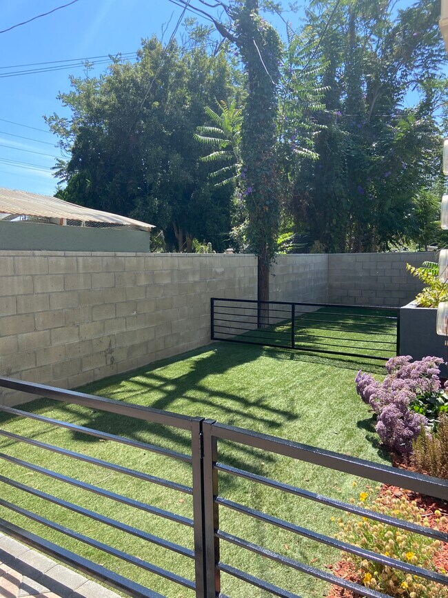 11514 Emelita St, Los Angeles, CA 91601 - photo 3