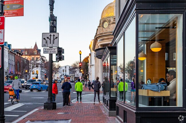 Georgetown's dining options range from cozy cafes to upscale restaurants.