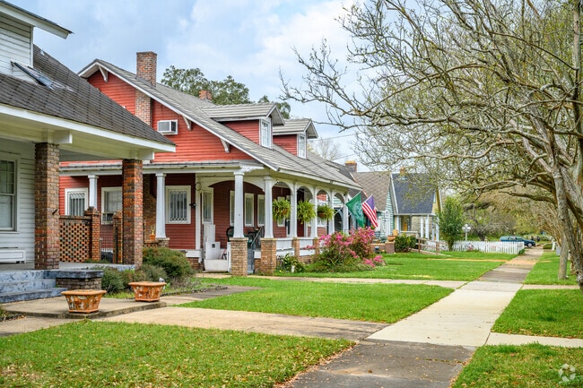 Craftsman-style homes are also popular in Leinkauf, Mobile, AL.