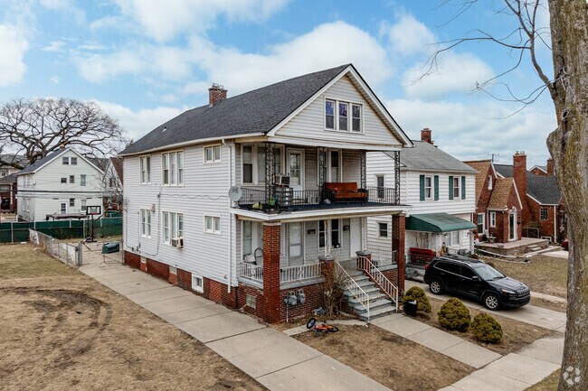 Two story stacked flats make efficient use of the compact lots in Georgetown Commons.