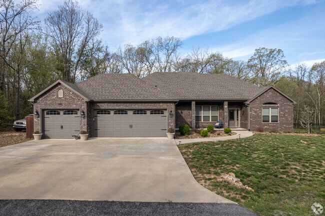 Many large ranch homes are found in the hills at the edge of Bella Vista.