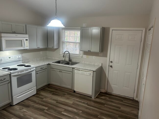 403 Cedar Creek Dr, Jacksonville, NC 28540 - photo 4