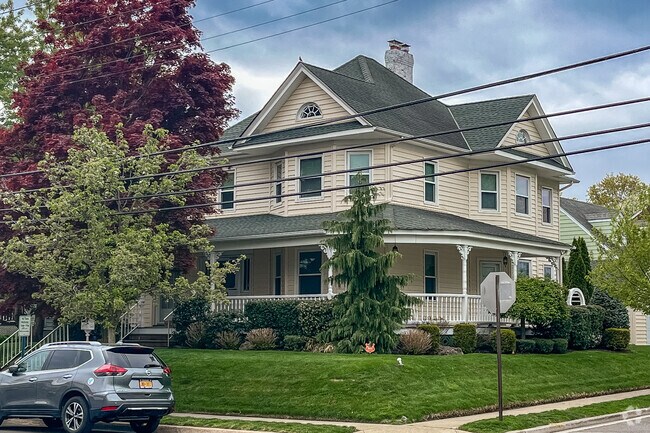 Queen Anne homes in Williston Park usually have spacious lawns.
