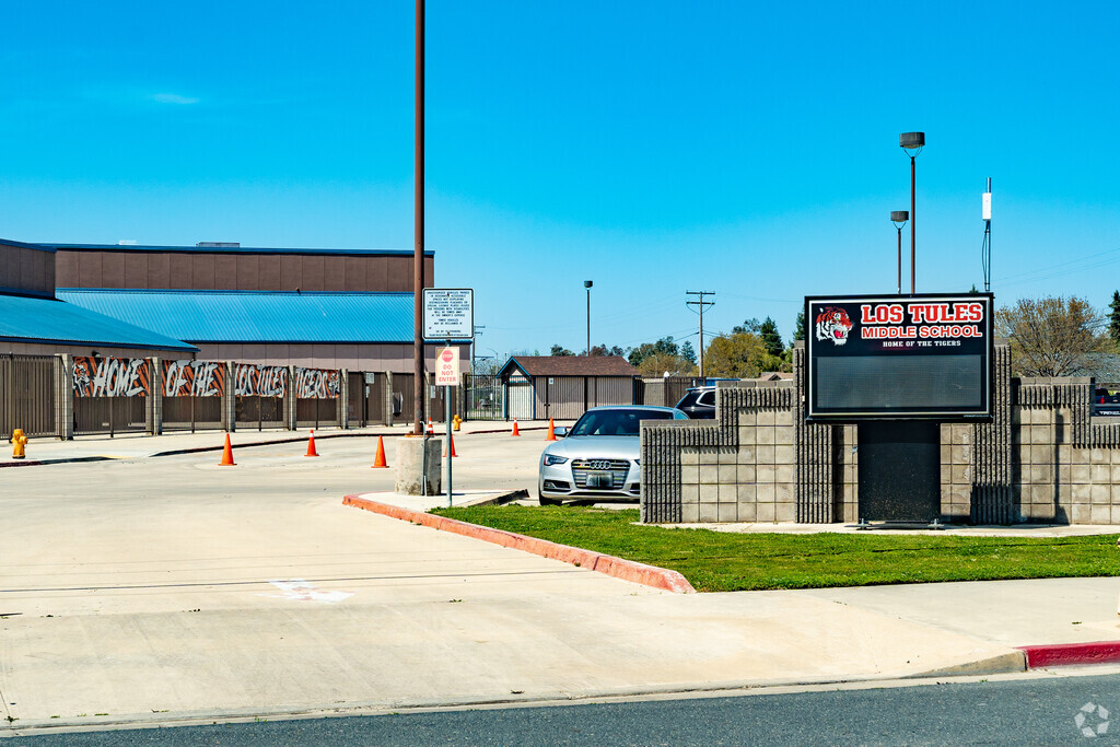 Marquee in Front of Los Tules Middle School in Tulare