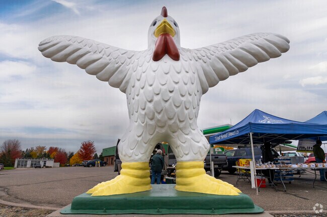 Spread your wings for the weekly area farmer's market at Flippin' Bill's in Independence, MN.