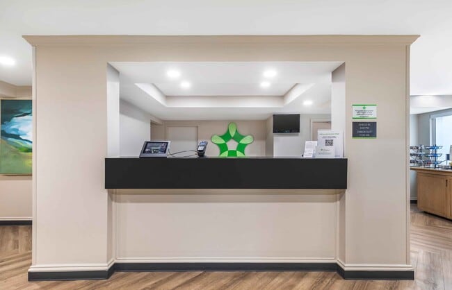 8201 Old Courthouse Rd, Vienna, VA 22182 - photo 4