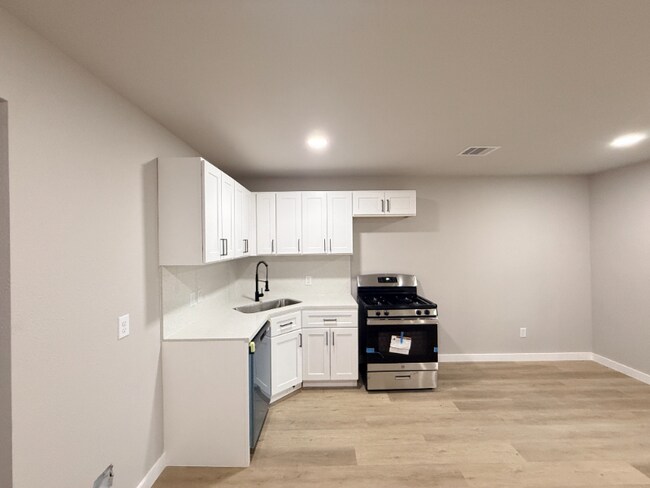 1519 Mckee St unit 2, Houston, TX 77009 - photo 7