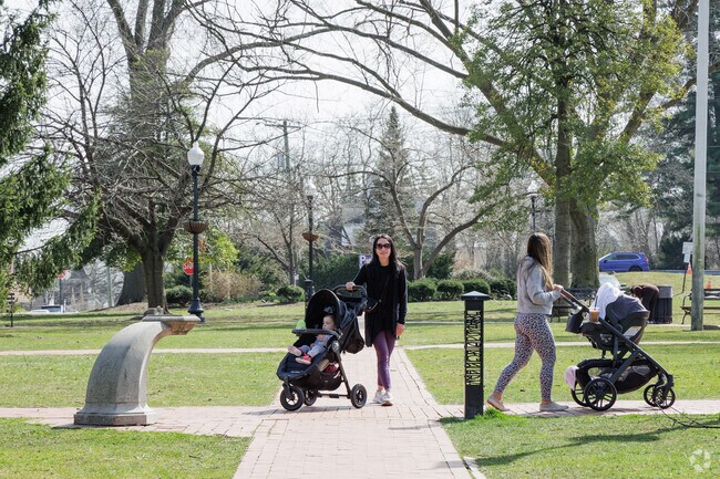 Van Neste Square Memorial Park in 
Ridgewood, NJ is a perfect spot for an afternoon stroll.