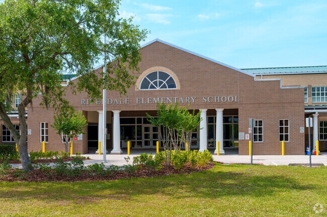 Riverdale Elementary School, conveniently located in University, educated grades K-5.