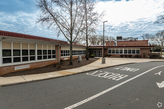 Irwin School's academics receive an A- from NICHE.