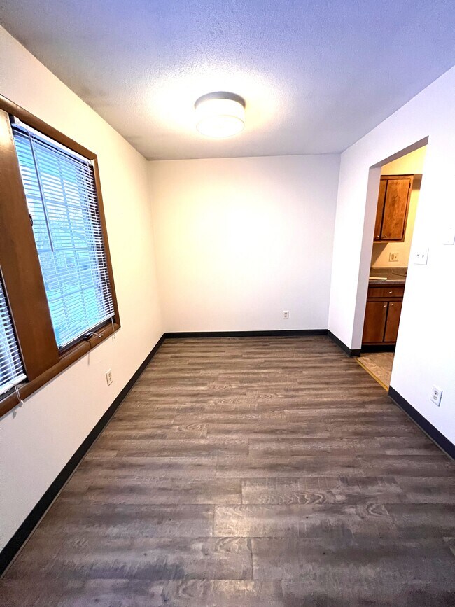 210 32nd St NE, Cedar Rapids, IA 52402