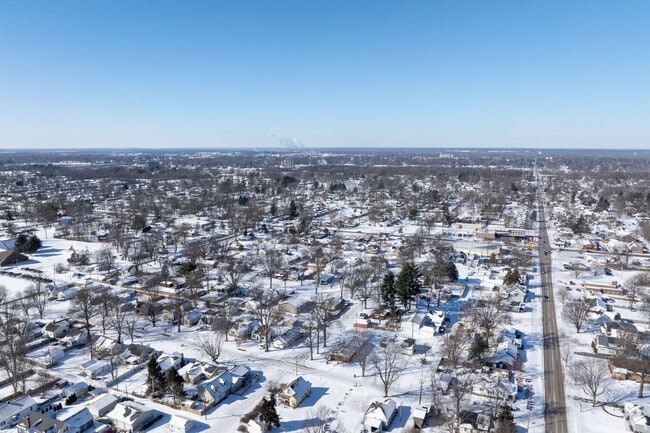 Poplar Street gives residents of Devaney quick access to amenities in downtown Terre haute.