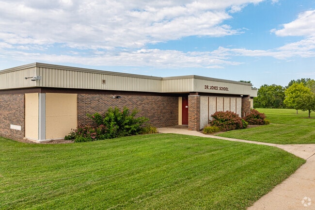 Racine's Jones Elementary School has a with a student-teacher ratio of 9 to 1.