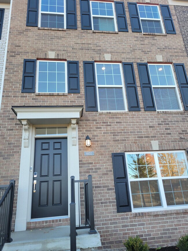 6652 Halsey St, Zionsville, IN 46077