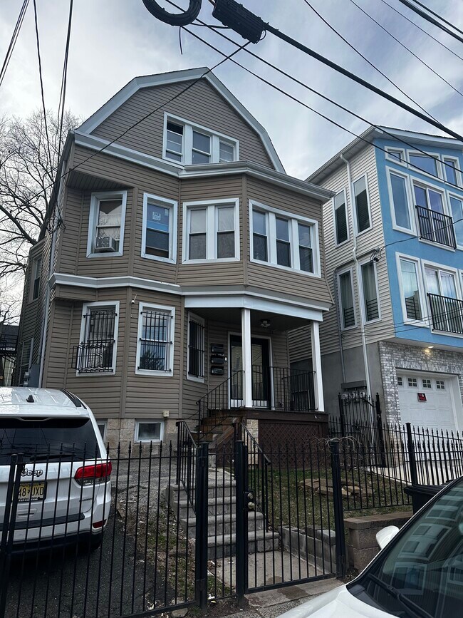 889 S 14th St unit Cozy Apartment 2nd F, Newark, NJ 07108 - photo 6