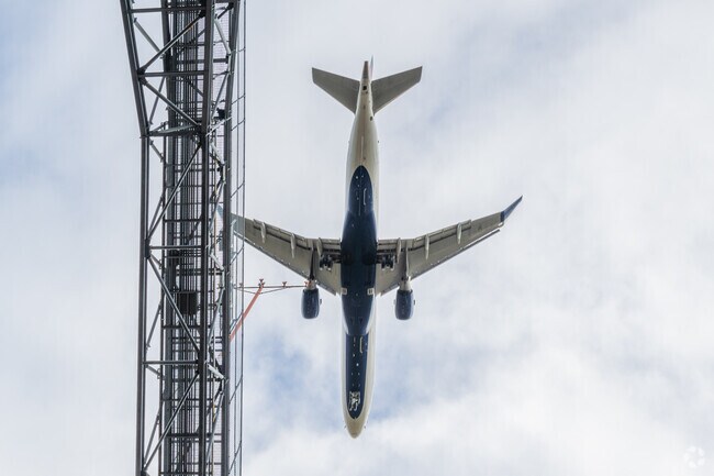 Take a convenient five minute drive 
from Riverton to Sea-tac Airport to catch your flight.