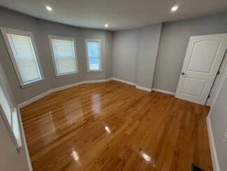 31 Middle St, Newton, MA 02458