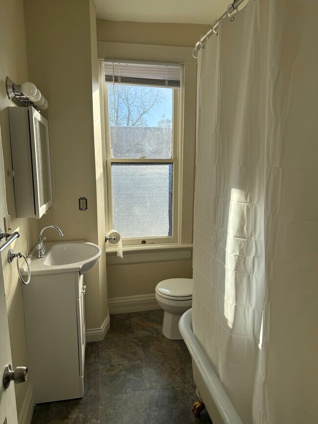 352 Shiloh St unit 2, Cincinnati, OH 45220 - photo 6