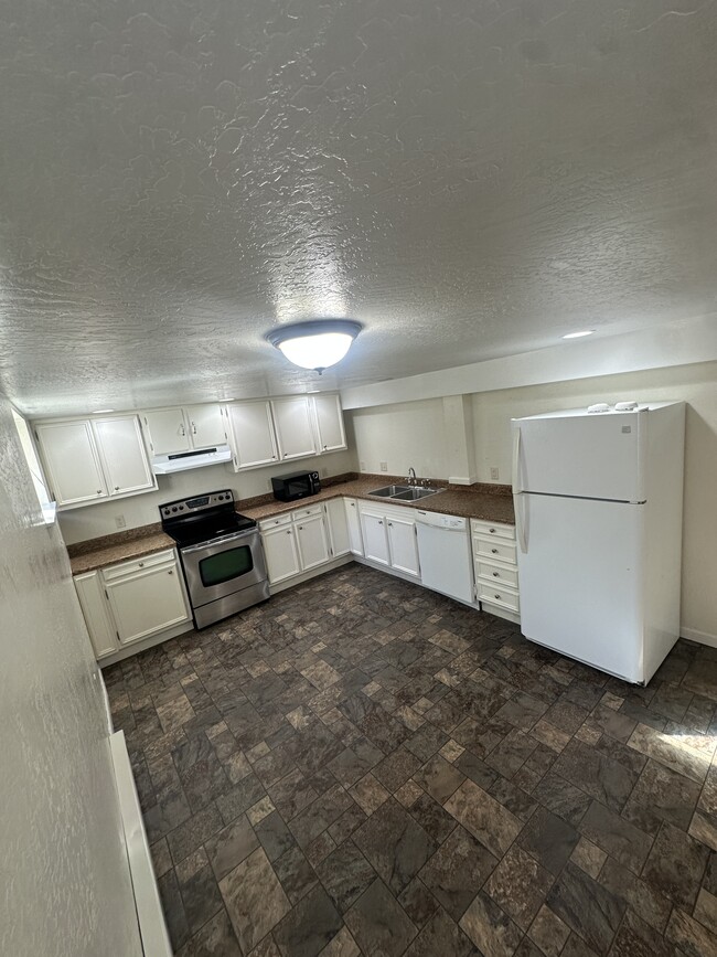 1131 Miles Ave unit 1131 1/2 Miles, Billings, MT 59102 - photo 2