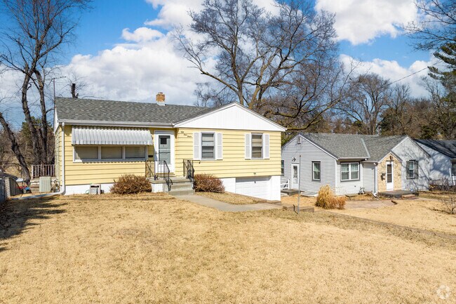 Ranch style homes near the Westlawn-Hillcrest Memorial Park Cemetery.