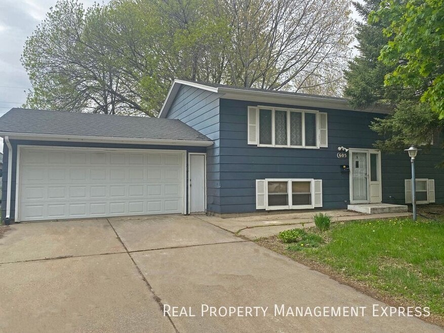 605 N Williams Ave, Sioux Falls, SD 57104 - photo 1