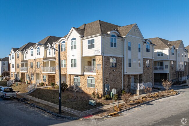 Harbortown townhouses and condos are in a beautiful community nestled along the Arthur Kill tidal strait.