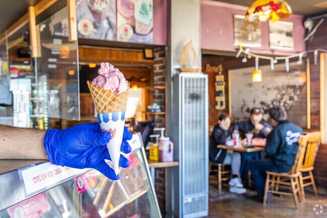 Pepperdock restaurant in Alki serves food and ice cream.