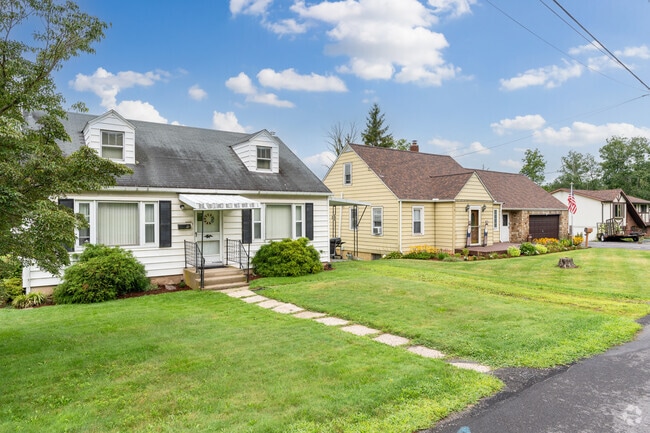 Vernacular homes in Dallas show the simplicity of living and emphasis on life.