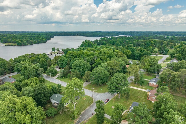 Some Oak View streets share access to Oak Hollow Lake and Campground.