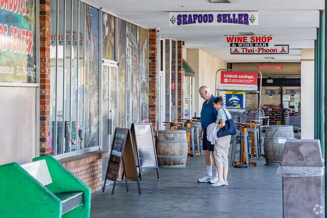 A few miles from Black Diamond is The Seafood Seller & Cafe, serves fresh caught seafood.