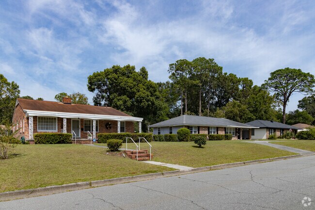 Homes in LaRoche Pk-Springhill-Daff vary in size and style.