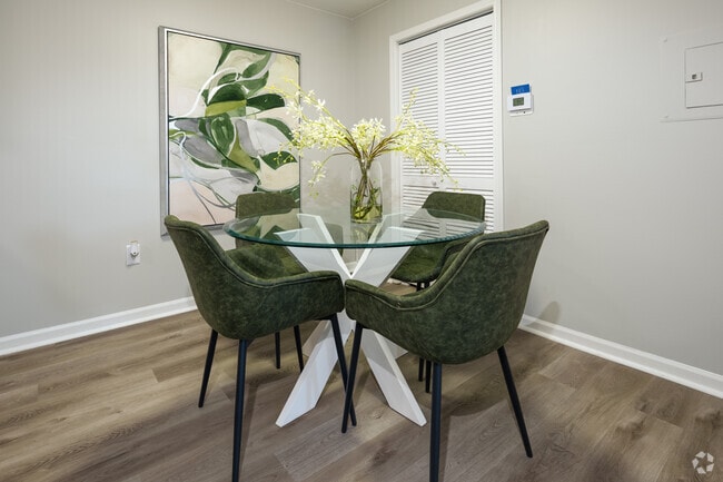 2BR, 1BA - 1,050SF (Dinning Room)