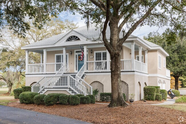 DeBordieu Colony has charming villas with large porches on the golf course in Georgetown.