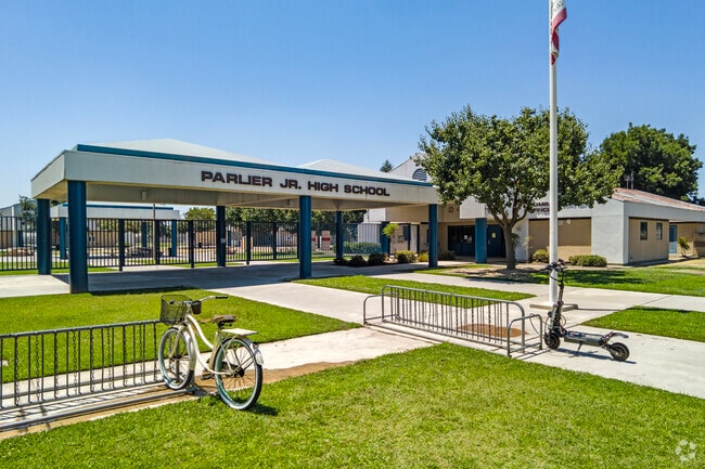 Parlier Junior High School serves grades 7-8 in Parlier.