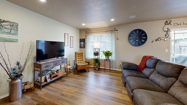 1307 SW Sturgeon Ct, Grants Pass, OR 97527 - photo 2