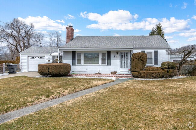 Explore ranch style and single family homes in the Central Falls, RI neighborhood.