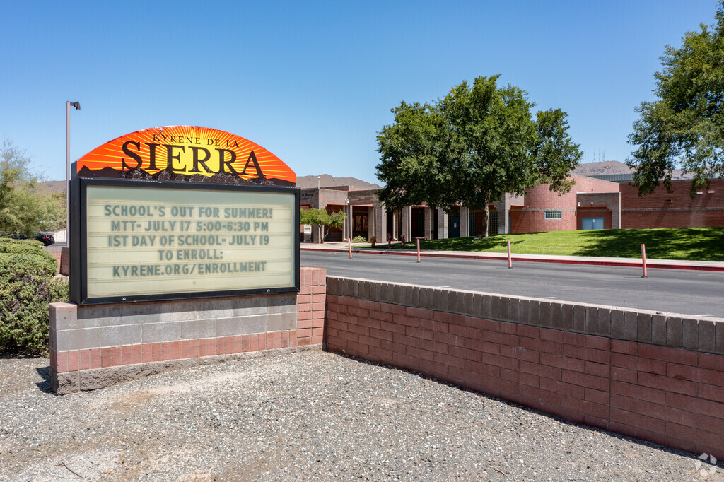 Kyrene de la Sierra School signage.