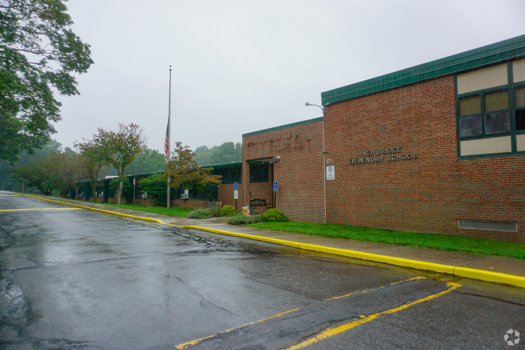 High Bridge Elementary School provides education in the neighborhood of 
Hunterdon County