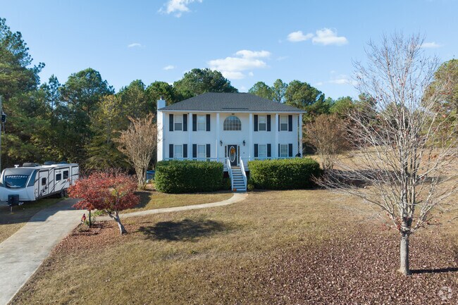 Many homes in Wilsonville have large yards.