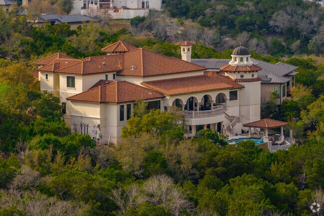 Luxury homes are nestled in Cedar Creek’s rolling Texas hills.