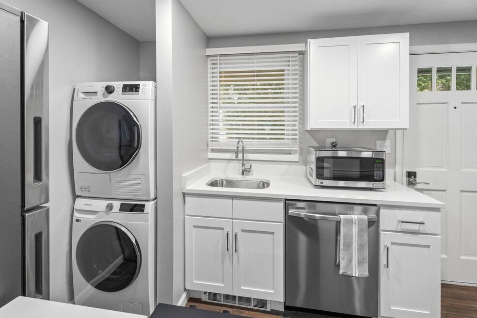 Harbor View, Groton, CT 06340 - photo 1