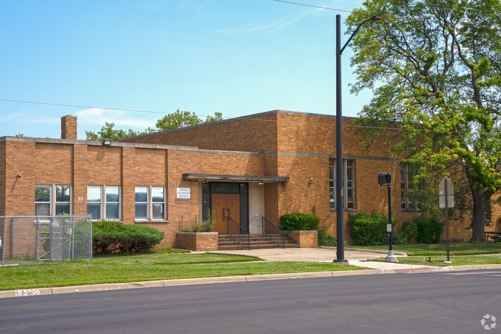 Oholei Yosef Yitzchak Lubavitch front entrance in Oak Park.