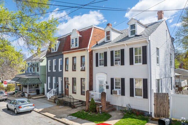 Colonial revival homes date from 1900 in East Side.