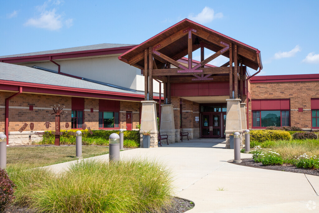 Maple Glen Elementary front entrance in Westfield.