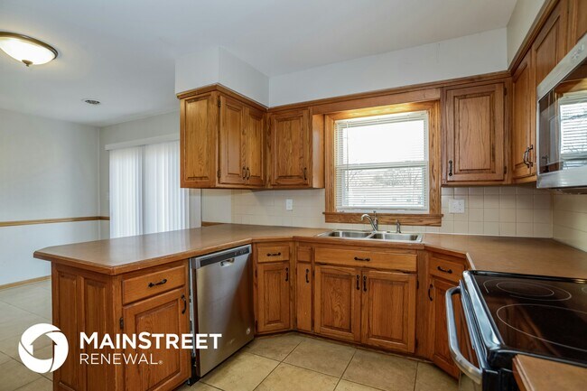 11212 Lecluyse Dr, Shawnee, KS 66203 - photo 7