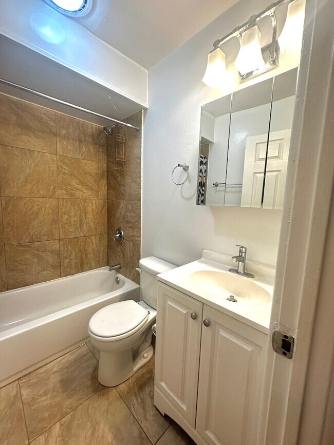 6954 N Sheridan Rd unit 203, Chicago, IL 60626 - photo 7