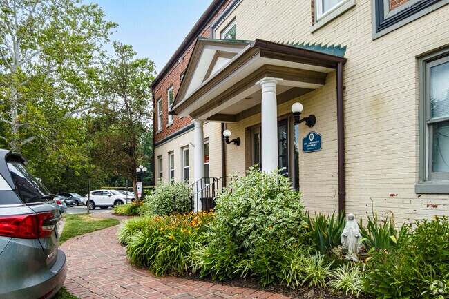 St Anthony Academy serves the community of Fairfax.