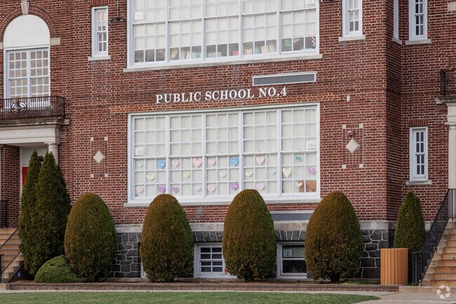 57% of the students at Fort Lee School No. 4 in Fort Lee, NJ are proficient in reading.