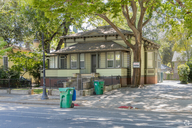 There are many large houses in South Campus which prioritiize parking over yards.