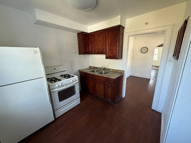 22174 Cushing Ave unit 2, Eastpointe, MI 48021 - photo 2